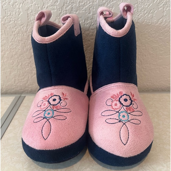 Dreamworks Other - Dreamworks Spirit and Lucky Riding Free Slippers Size 9-10